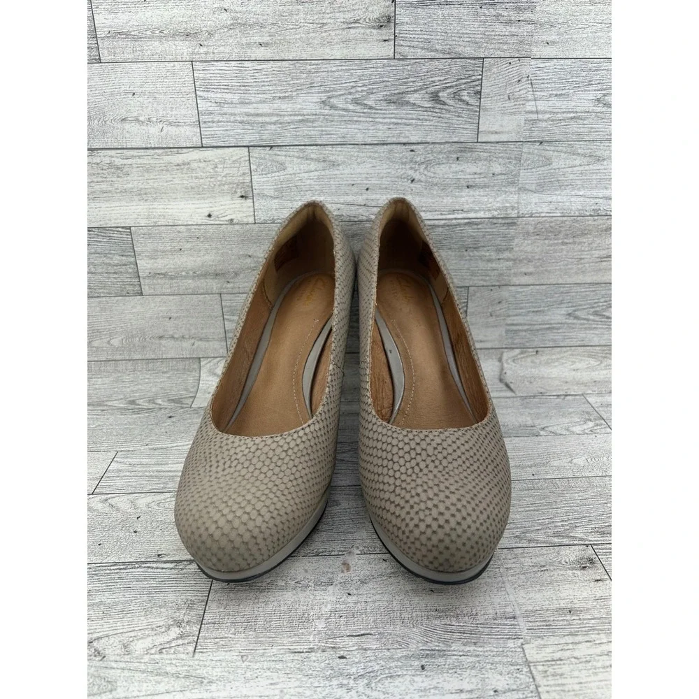 Clarks Artisan Taupe Snakeskin Textured Platform Pump Heels Round Toe Women 8.5M
